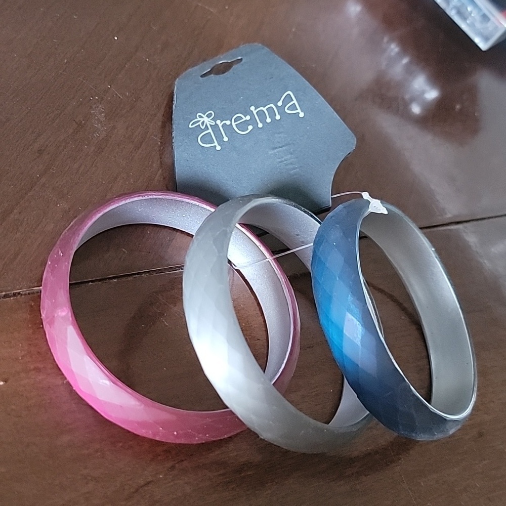 (J20) 9 plastic braclets - Picture 2 of 3